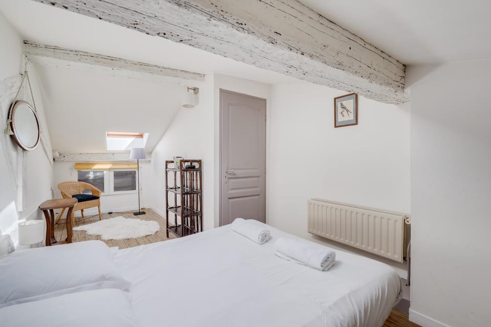 Bed, Bedroom, towels