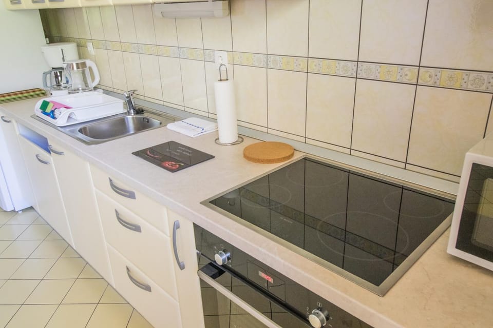 Coffee/tea facilities, Kitchen or kitchenette, Dining area