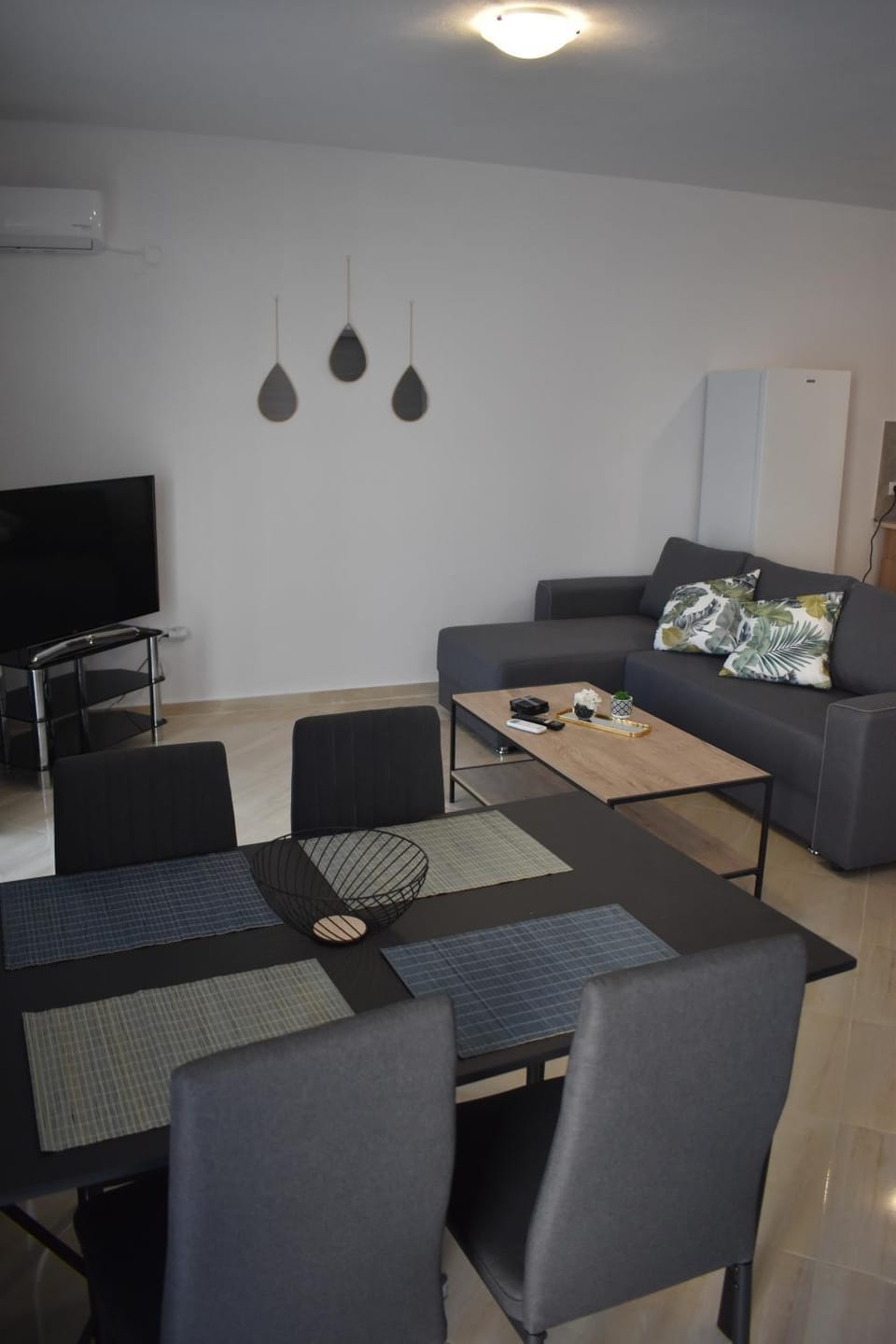 Communal lounge/ TV room, TV and multimedia, Living room, Seating area, air conditioner