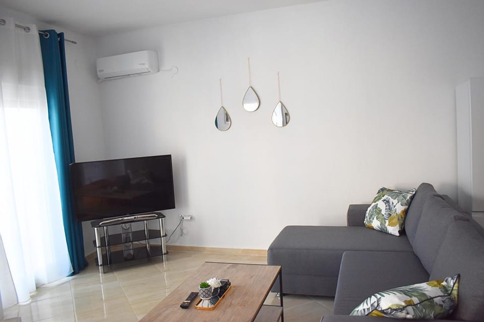Communal lounge/ TV room, Living room, Seating area, Evening entertainment, air conditioner