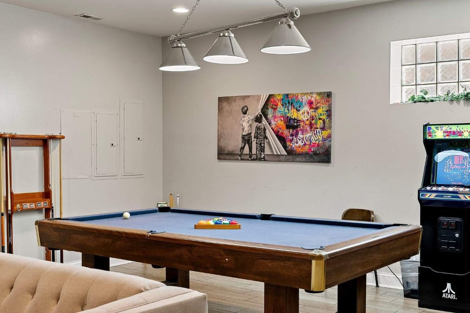 Spacious Luxury Retreat 8 Bed Oasis with 6 Baths House in Lower West Side