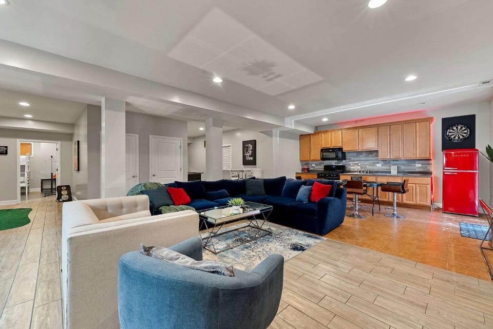 Spacious Luxury Retreat 8 Bed Oasis with 6 Baths House in Lower West Side