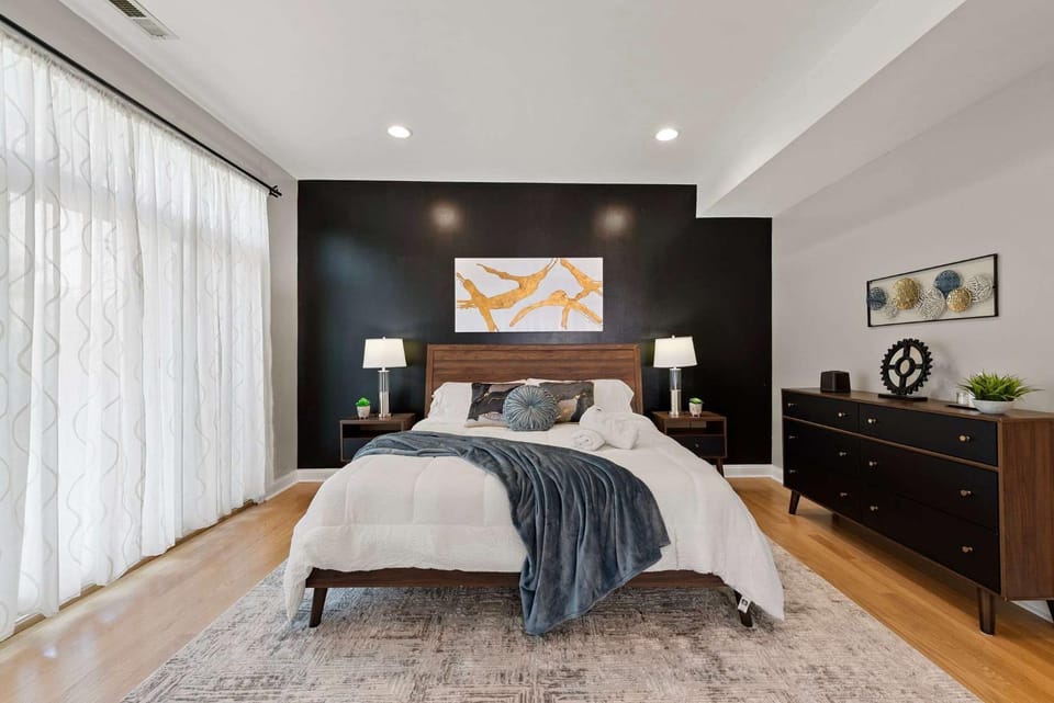 Spacious Luxury Retreat 8 Bed Oasis with 6 Baths House in Lower West Side