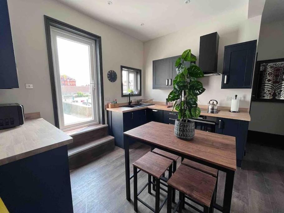 Kitchen or kitchenette, Seating area