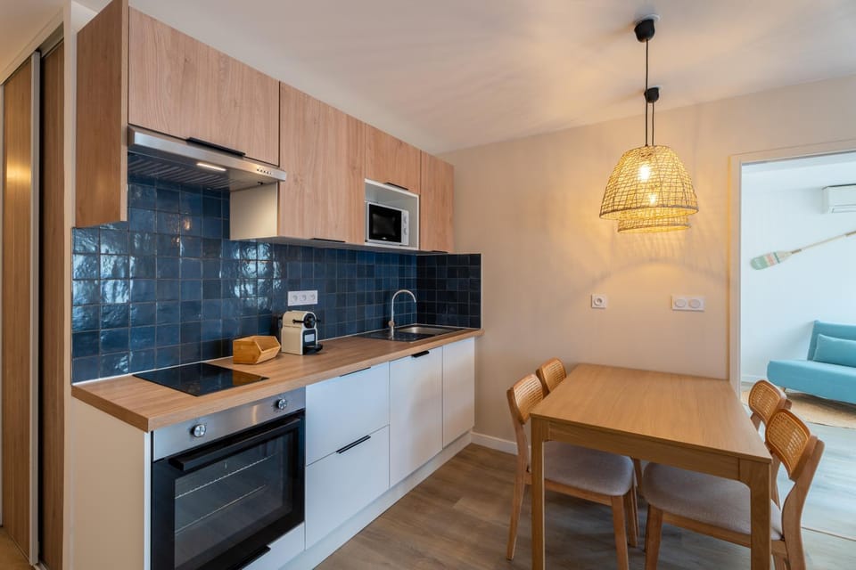 Kitchen or kitchenette, Dining area, minibar, pet friendly, stove