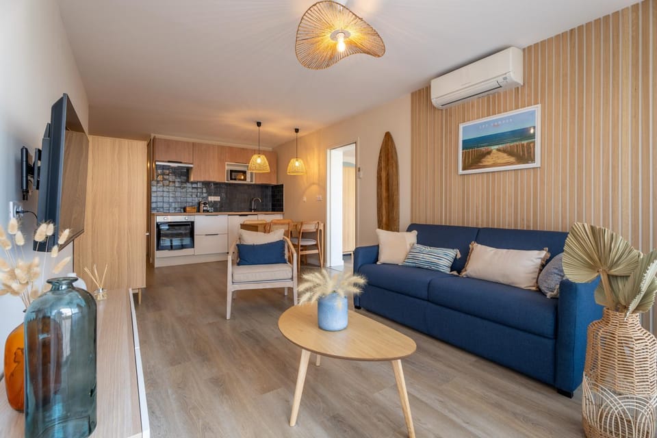 TV and multimedia, Kitchen or kitchenette, Living room, Seating area