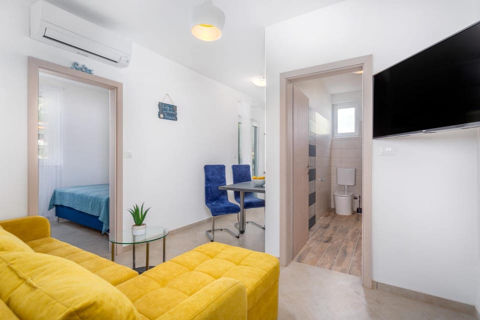 TV and multimedia, Living room, Seating area, air conditioner