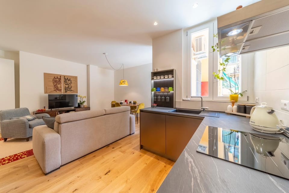 TV and multimedia, Kitchen or kitchenette, Living room, Seating area, Dining area