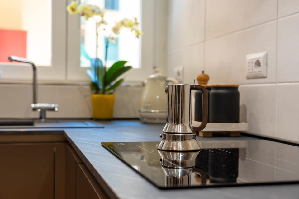 Coffee/tea facilities, Kitchen or kitchenette, stove
