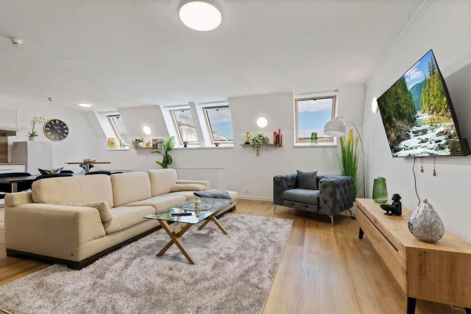 Communal lounge/ TV room, TV and multimedia, Living room, Seating area, Evening entertainment
