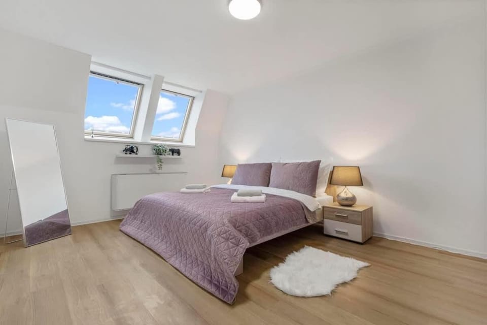 Bed, Photo of the whole room, Bedroom, towels