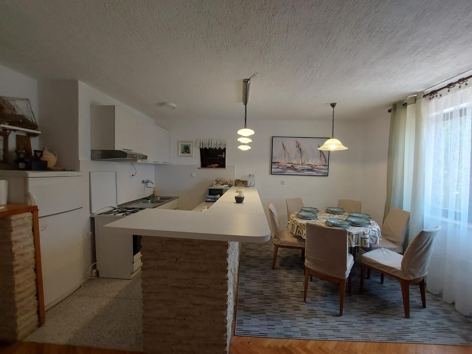 Kitchen or kitchenette, Seating area, Dining area