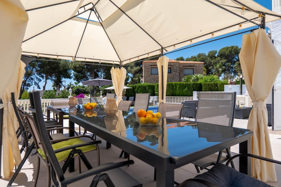 Patio, Day, Garden, Living room, Seating area, Dining area, Garden view