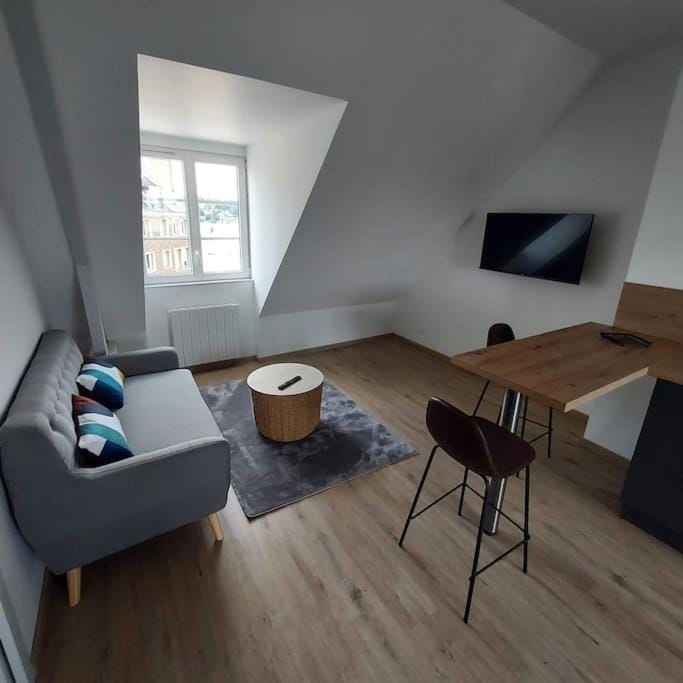 Bel appartement F2 hyper centre refait à neuf Apartment in Normandy