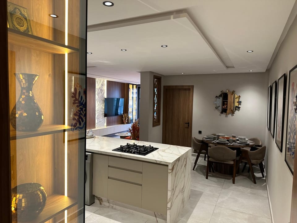 Kitchen or kitchenette, Dining area