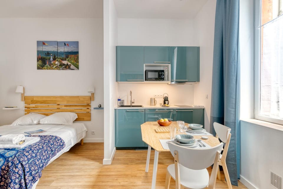 Kitchen or kitchenette, Dining area, Bedroom