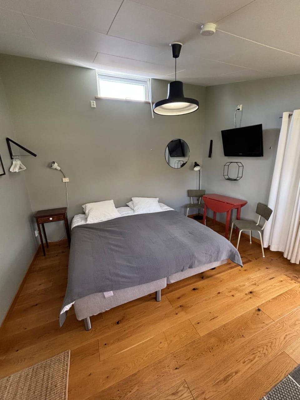 Bed, TV and multimedia, Seating area, Bedroom