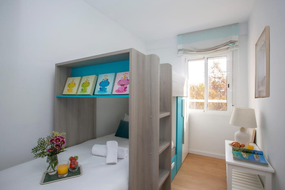 Bed, Photo of the whole room, Bedroom, bunk bed, towels