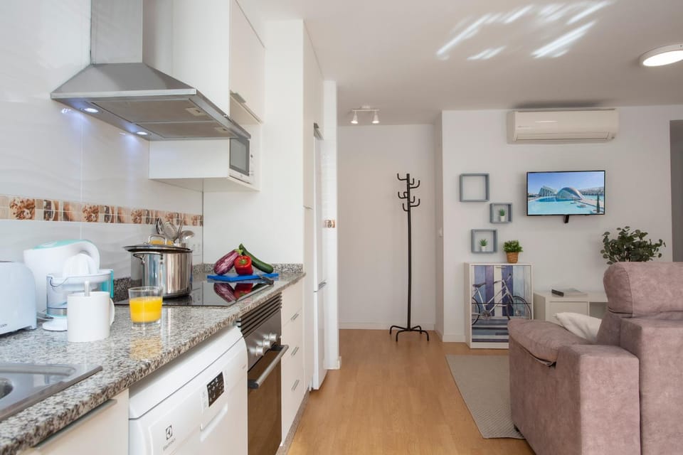 TV and multimedia, Kitchen or kitchenette, Living room, Dining area, oven, stove