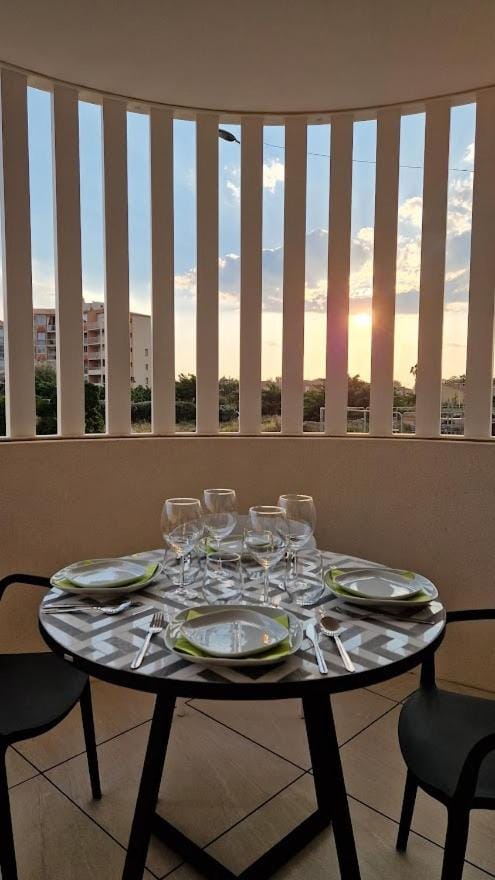 View (from property/room), Balcony/Terrace, Dining area