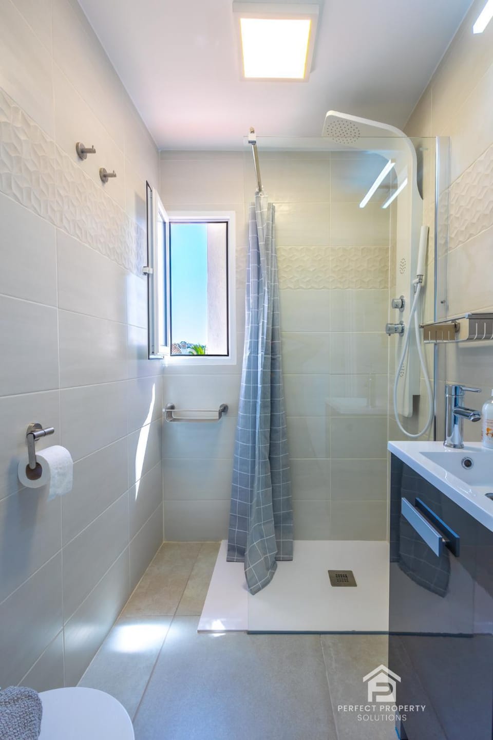 Shower, Toilet, Bathroom, towels