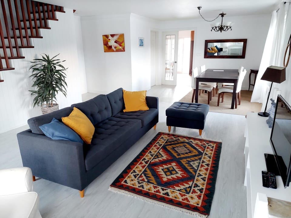 TV and multimedia, Living room, Seating area, Dining area