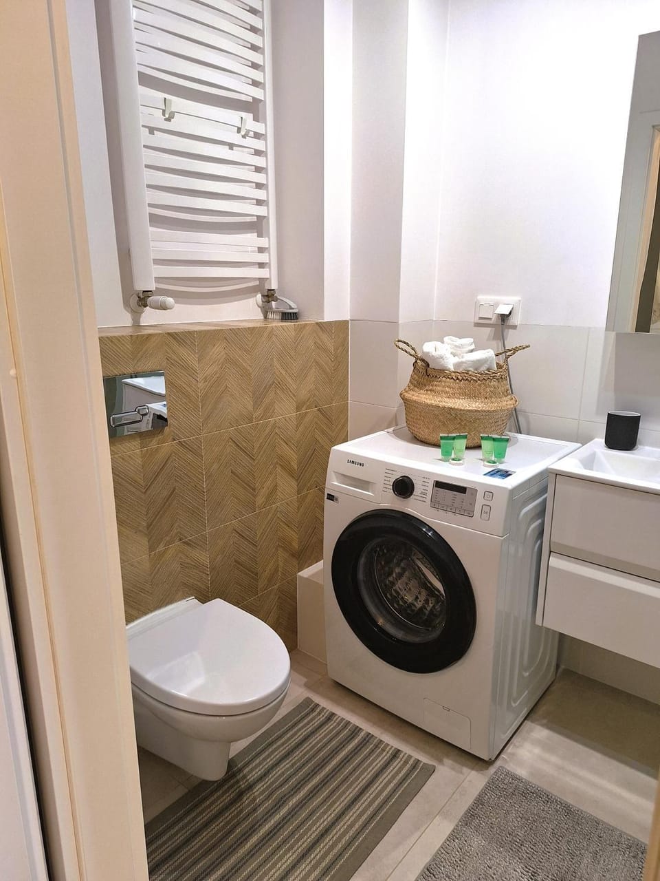 Apartament Złoty Trójkąt z garażem podziemnym INTERNET światłowodowy 1000 Mbs Telewizja kablowa 205 programów Apartment in Masovian Voivodeship