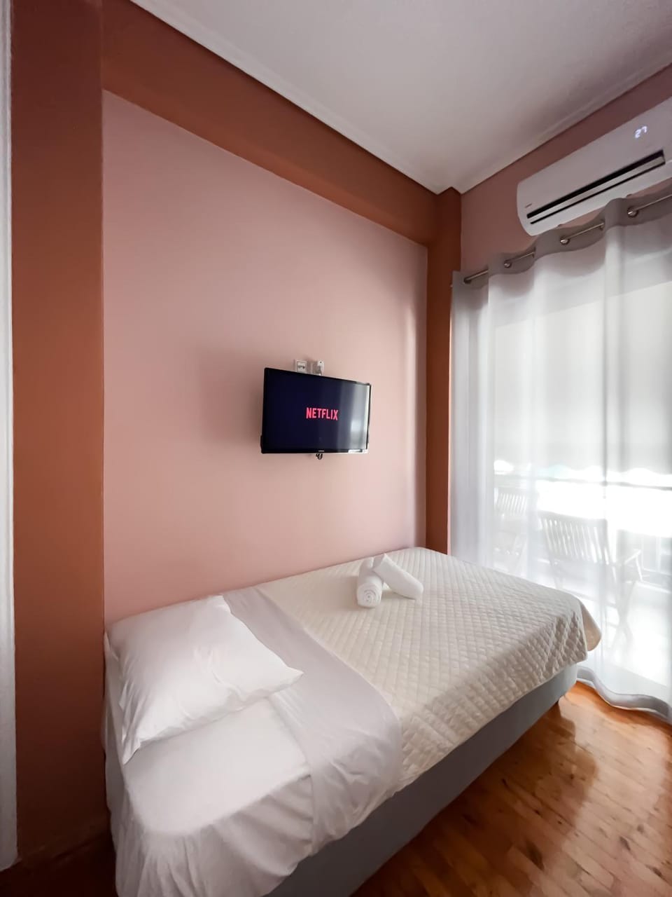 Bed, TV and multimedia, Bedroom, Entertainment, towels