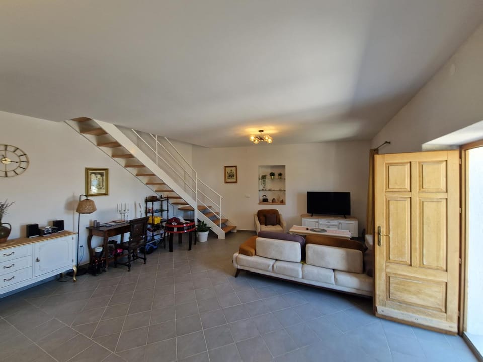 Communal lounge/ TV room, TV and multimedia, Living room