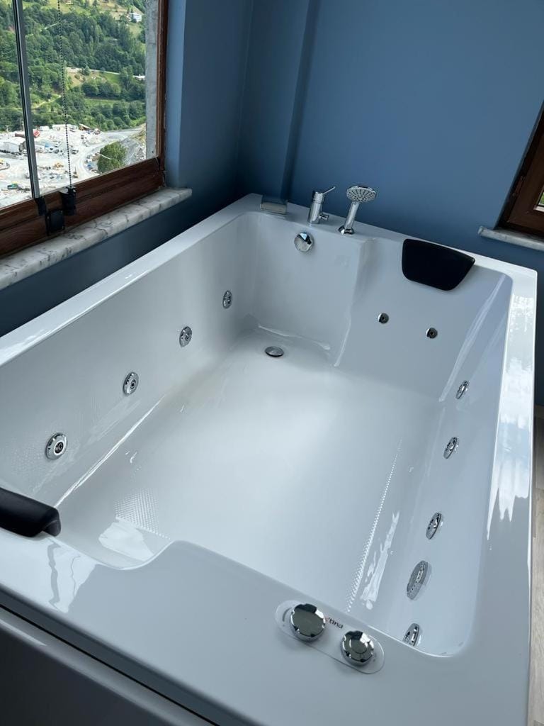 Hot Tub, Bath