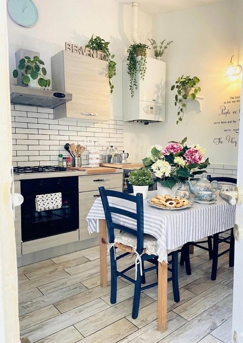Kitchen or kitchenette, Dining area, minibar, stove