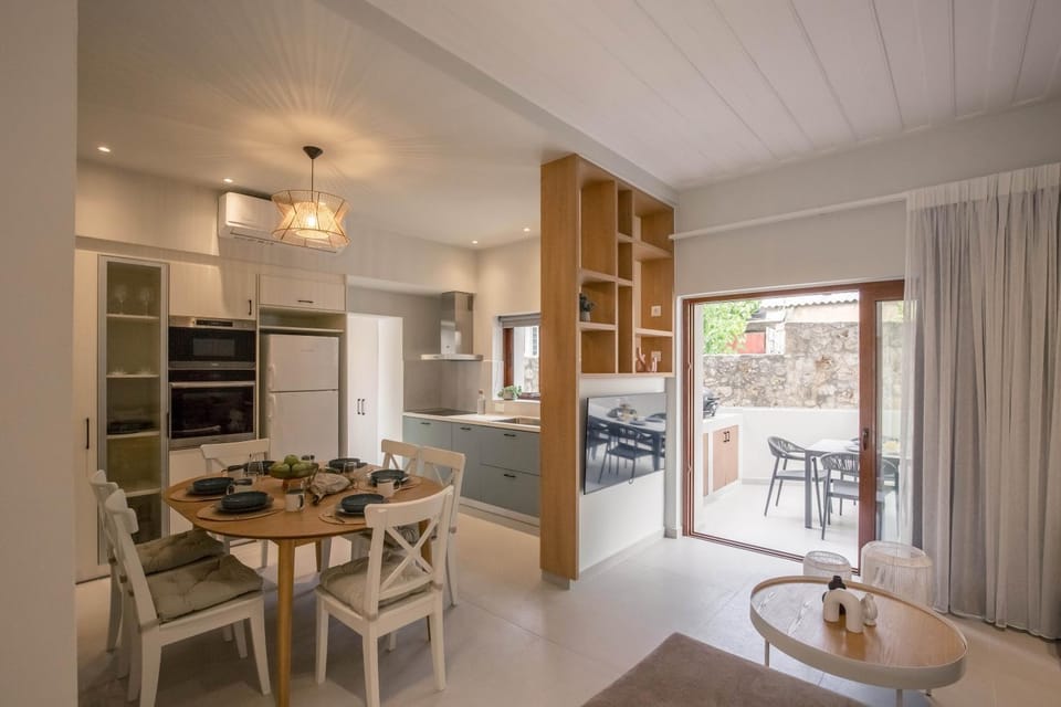 Kitchen or kitchenette, Dining area, dishwasher, minibar, pet friendly, stove
