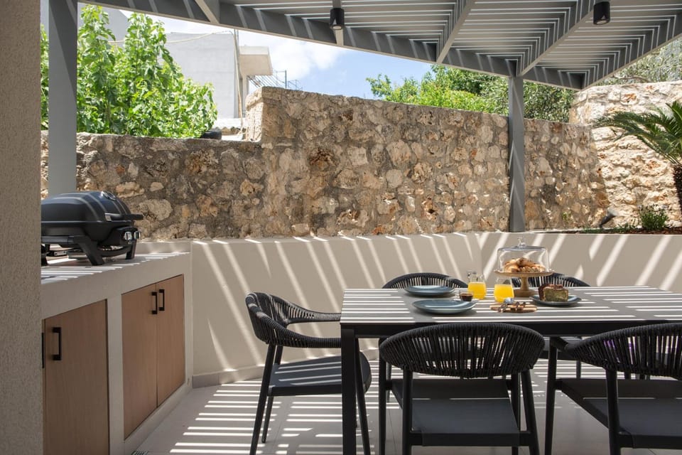 Patio, Day, BBQ facilities, Balcony/Terrace, Dining area