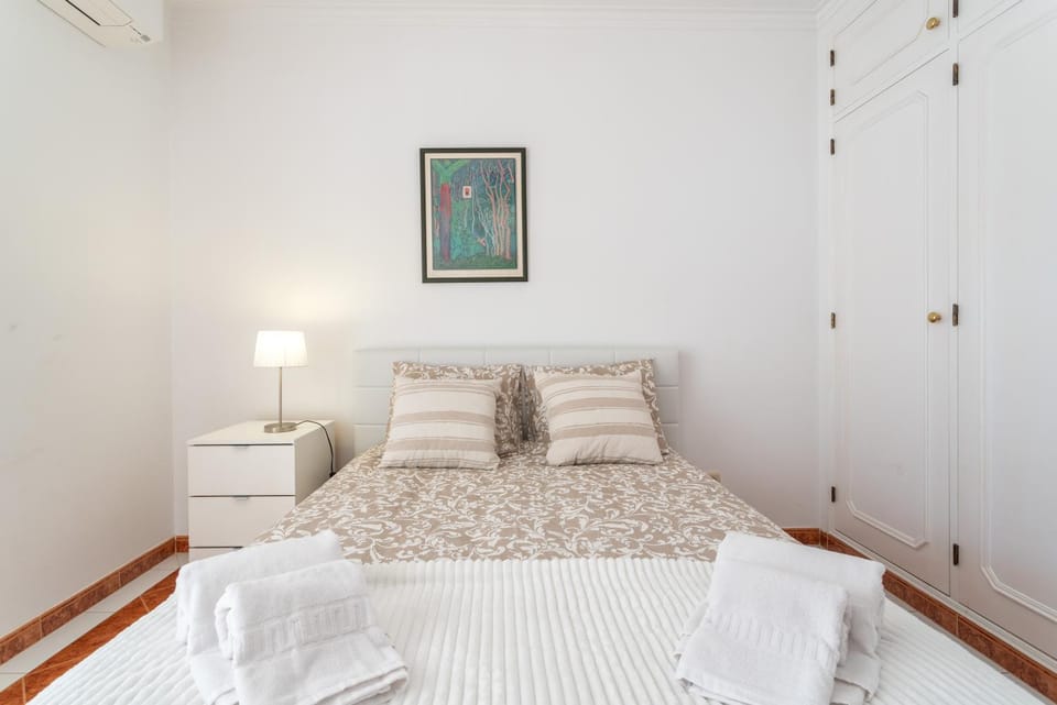 Bed, Bedroom, towels