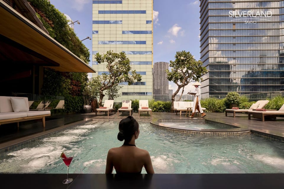 Day, Pool view