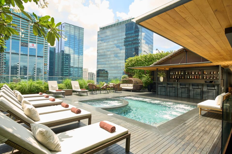Day, Pool view