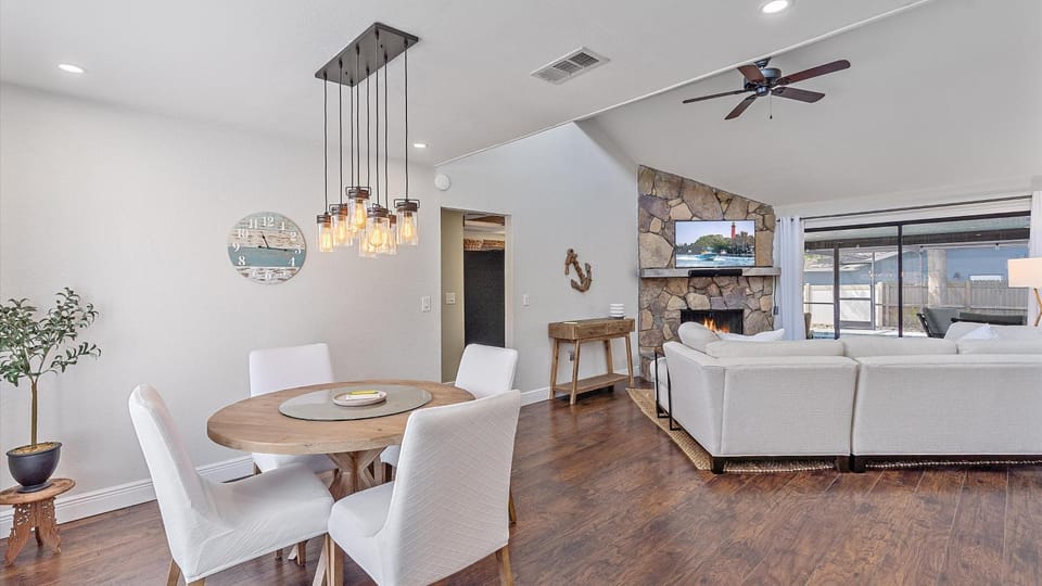 Mauna Loa Hideaway House in Lake Sarasota