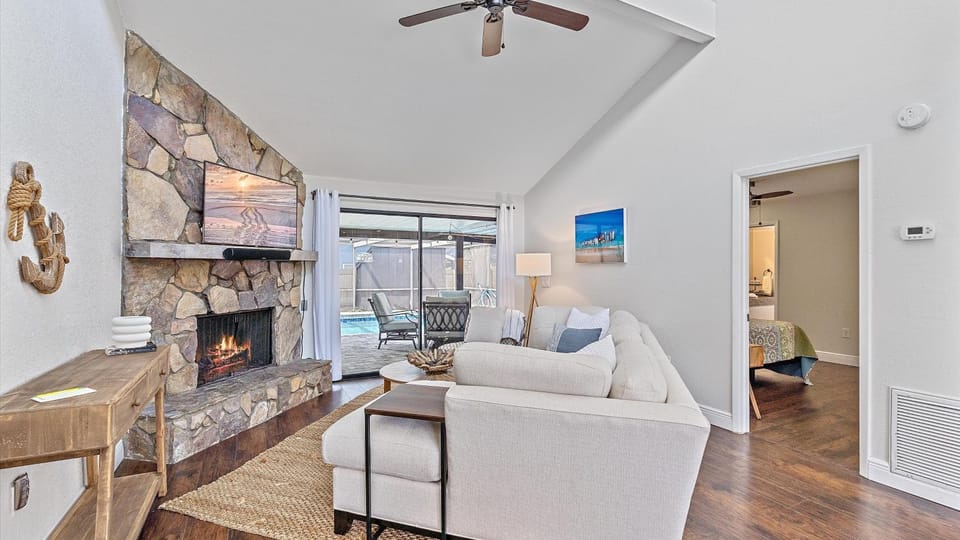 Mauna Loa Hideaway House in Lake Sarasota