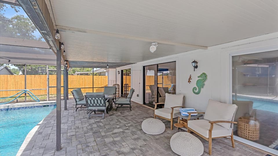 Mauna Loa Hideaway House in Lake Sarasota