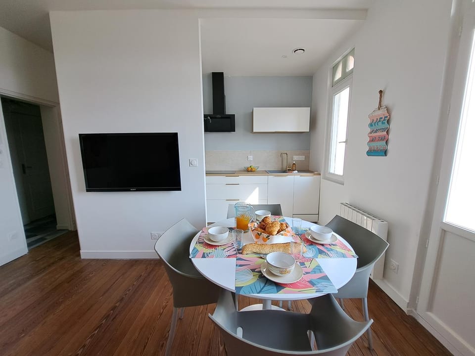 TV and multimedia, Kitchen or kitchenette, Living room, Dining area