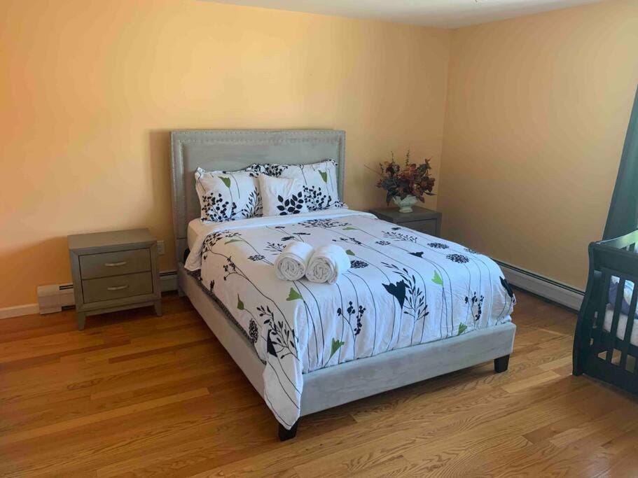 Family 3-bedroom home (2nd floor near EWR/Outlet) Apartment in Elizabeth