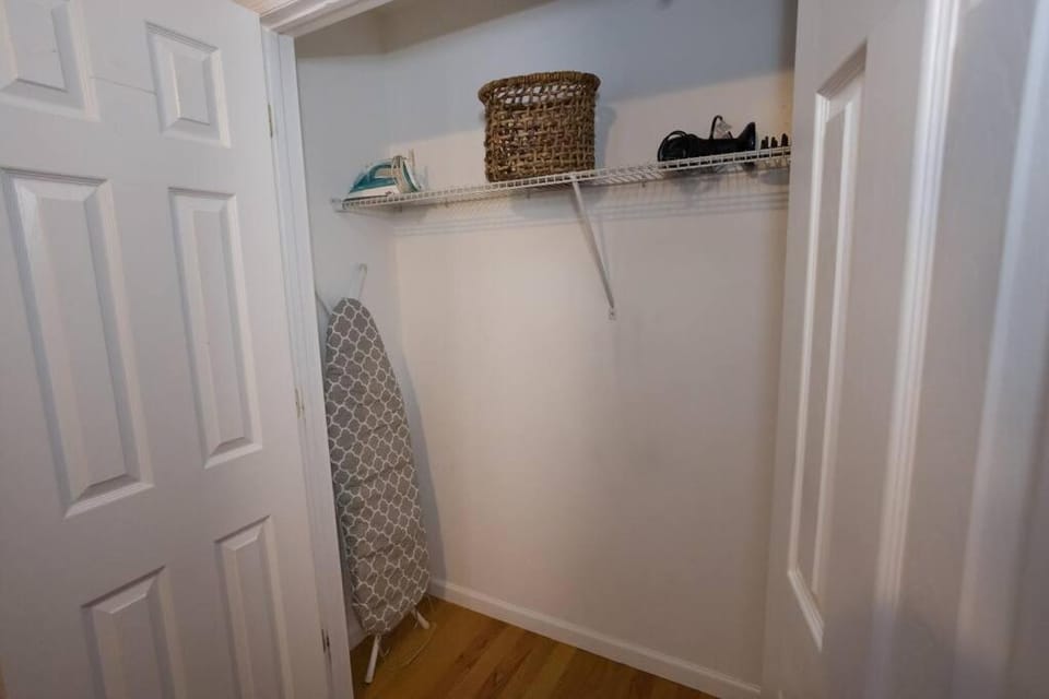 Family 3-bedroom home (2nd floor near EWR/Outlet) Apartment in Elizabeth