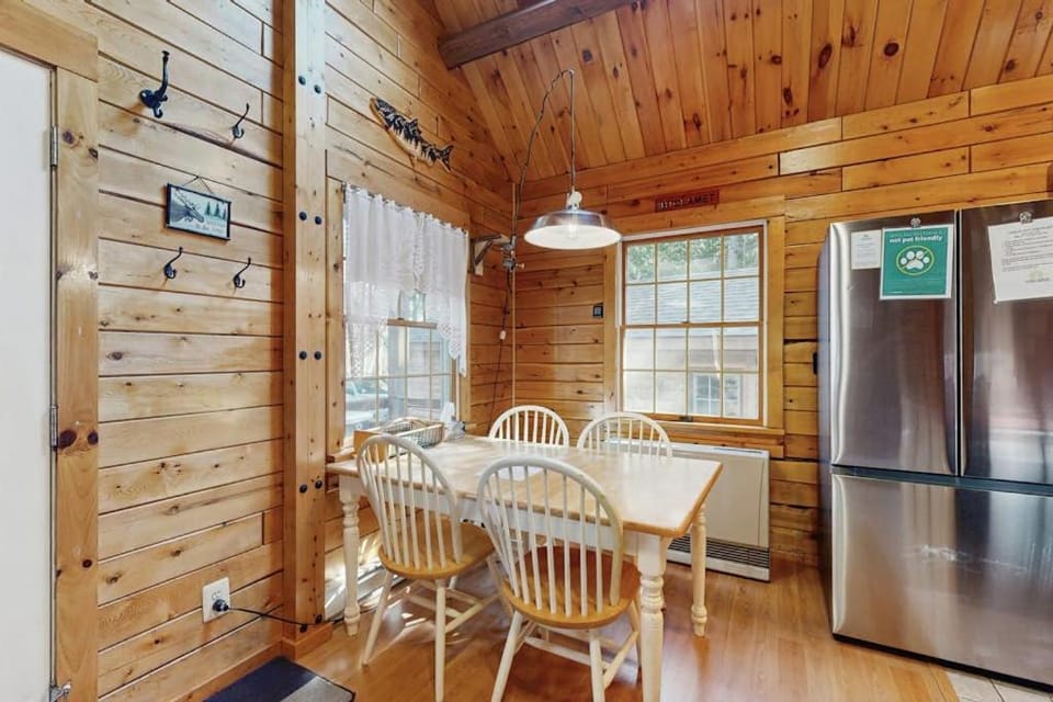 Coffee/tea facilities, Kitchen or kitchenette, Seating area, Dining area, oven