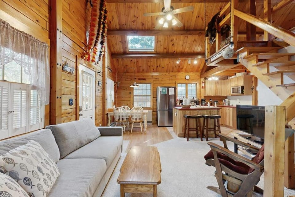 TV and multimedia, Kitchen or kitchenette, Living room, Seating area, Dining area