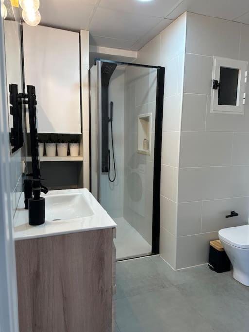 Shower, Toilet, Bathroom, towels