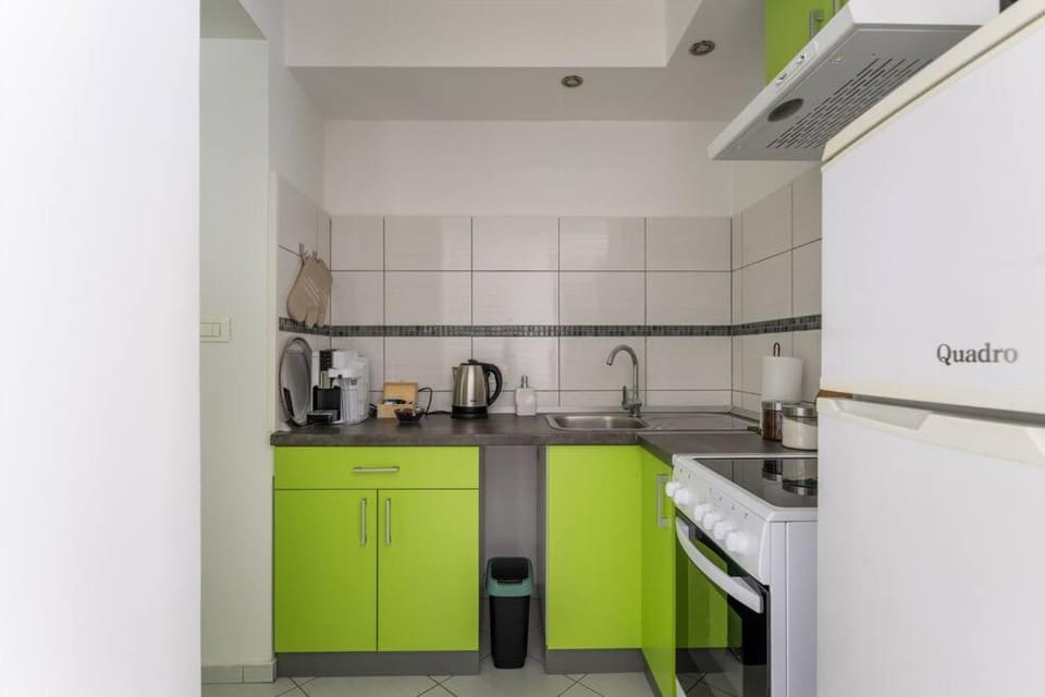Coffee/tea facilities, Kitchen or kitchenette, stove