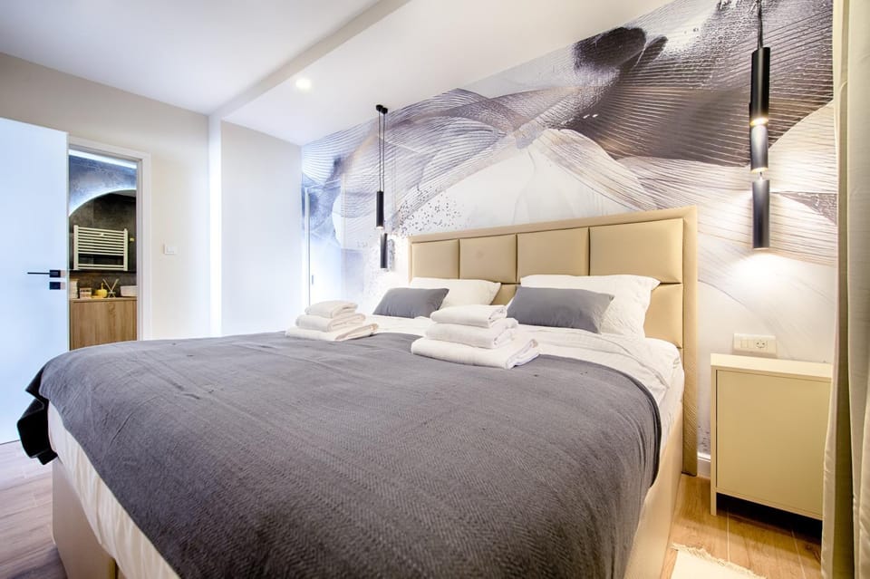 Bed, Bedroom, towels