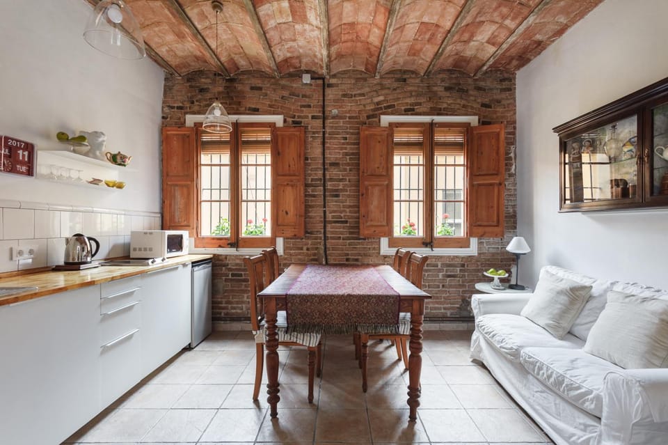 Coffee/tea facilities, Kitchen or kitchenette, Seating area, Dining area