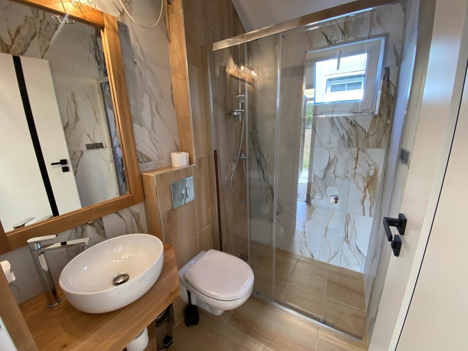 Shower, Toilet, Bathroom, towels