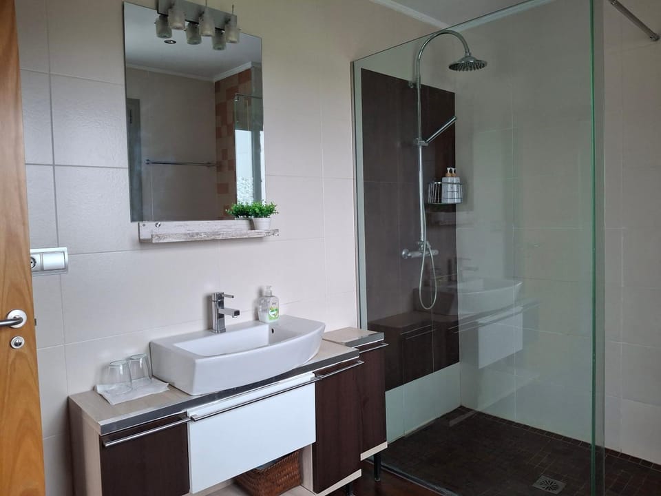 Habitación en casa moderna con jardín Vacation rental in Cantabria